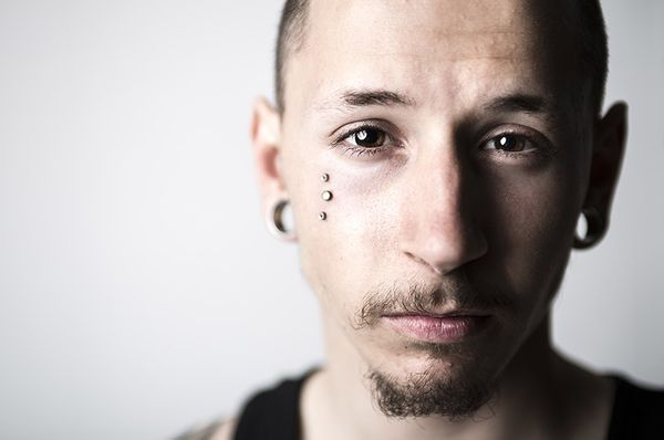 Mann mit Piercings