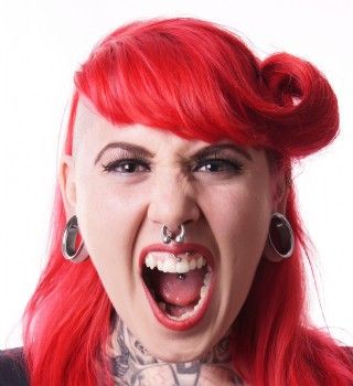 Frau mit Piercings